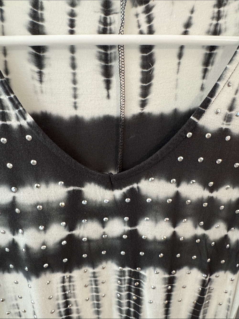 Belldini‎ Black White Tie Dye V-Neck Tunic Silver Stud Accents Flowing Hem Top - Picture 3 of 7